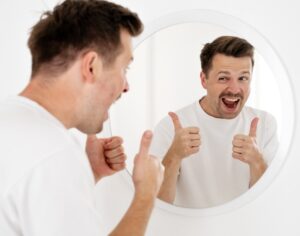 zelfvertrouwen oefenen in de spiegel met fake it till you make it